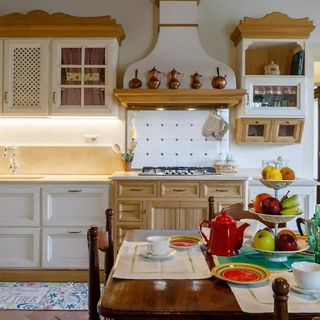 Ca' Pellicciano 8, Emma Longiano