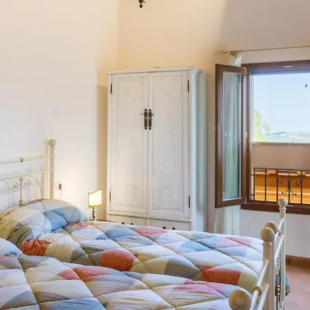 Ca' Pellicciano 8, Emma Longiano