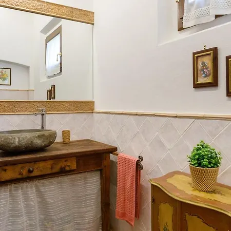 Ca' Pellicciano 8, Emma Villa *