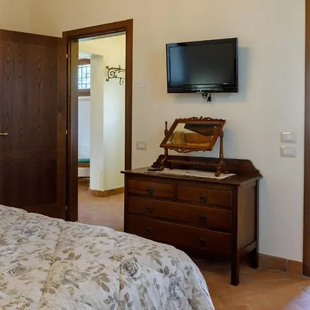 Ca' Pellicciano 8, Emma Longiano