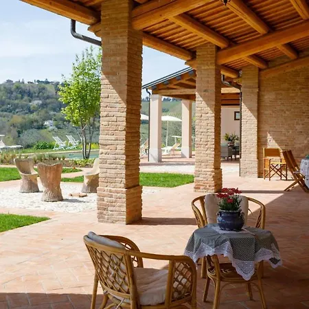 Villa Ca' Pellicciano 8, Emma Longiano